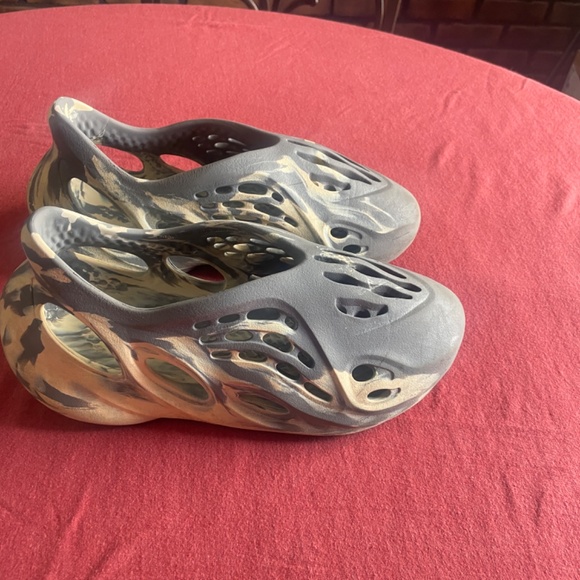 YZY FOAM RUNRS MOON GREY SZ7 - Picture 2 of 6